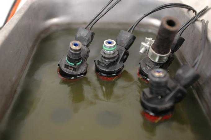 Как промыть форсунки без снятия с двигателя? два метода промывки инжектора своими руками