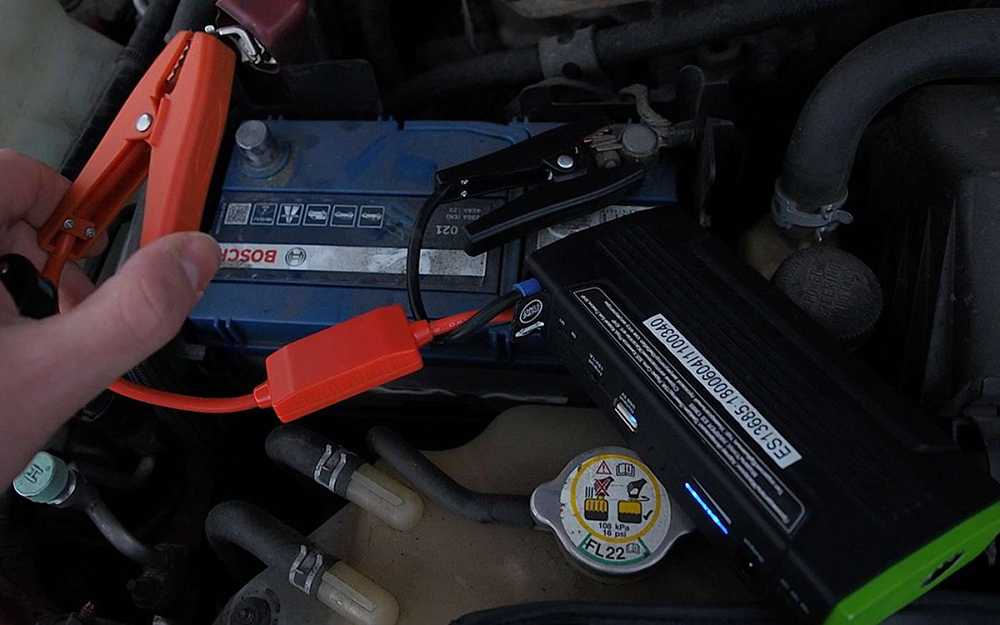 Как запустить двигатель автомобиля от пальчиковой батарейки
