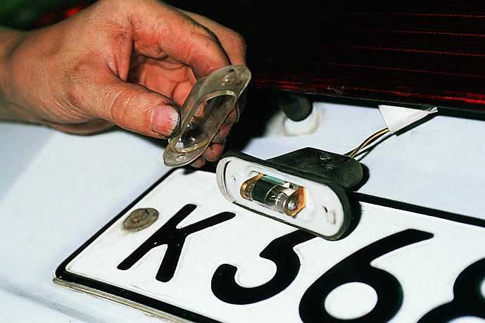 Как заменить лампочку освещения номерного знака на разных автомобилях
